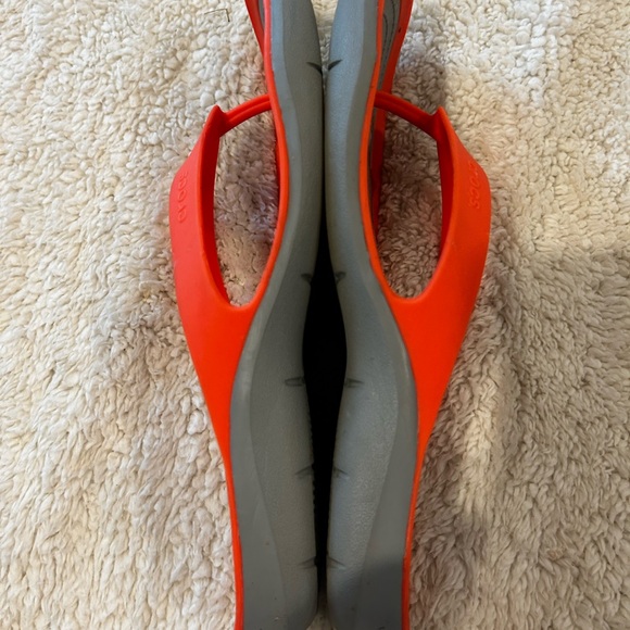Crocs flip flops women’s size 11  bright orange/coral. Great preowned condition. - Picture 5 of 6